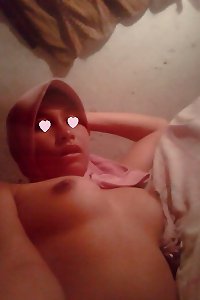 indonesian- cewek jilbab pamer susu